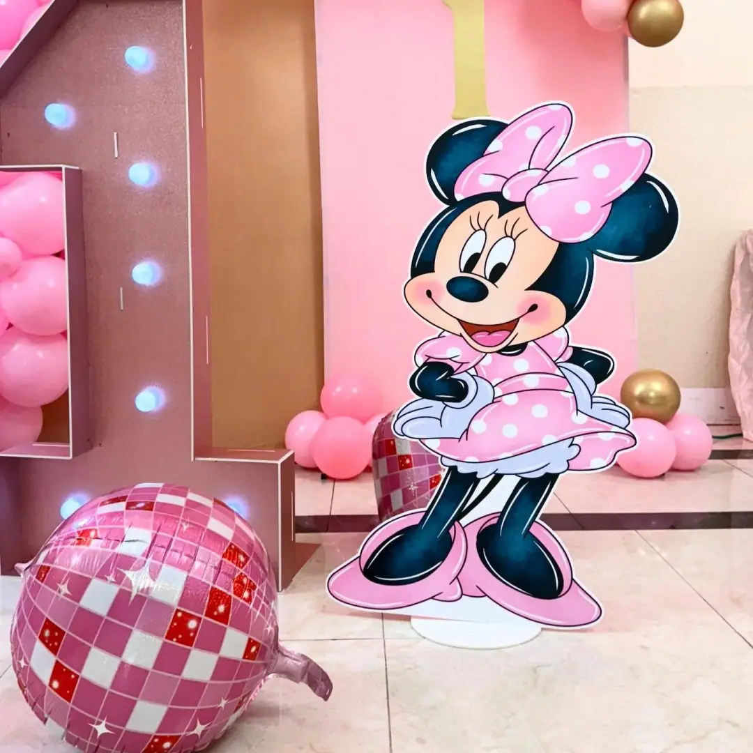 Sweet & sparkly Minnie vibes for a first birthday ✨🎀