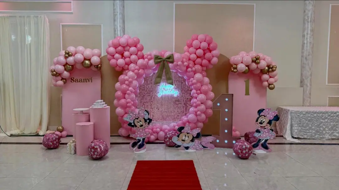 Full Minnie-themed birthday stage in blush + rose gold 💗