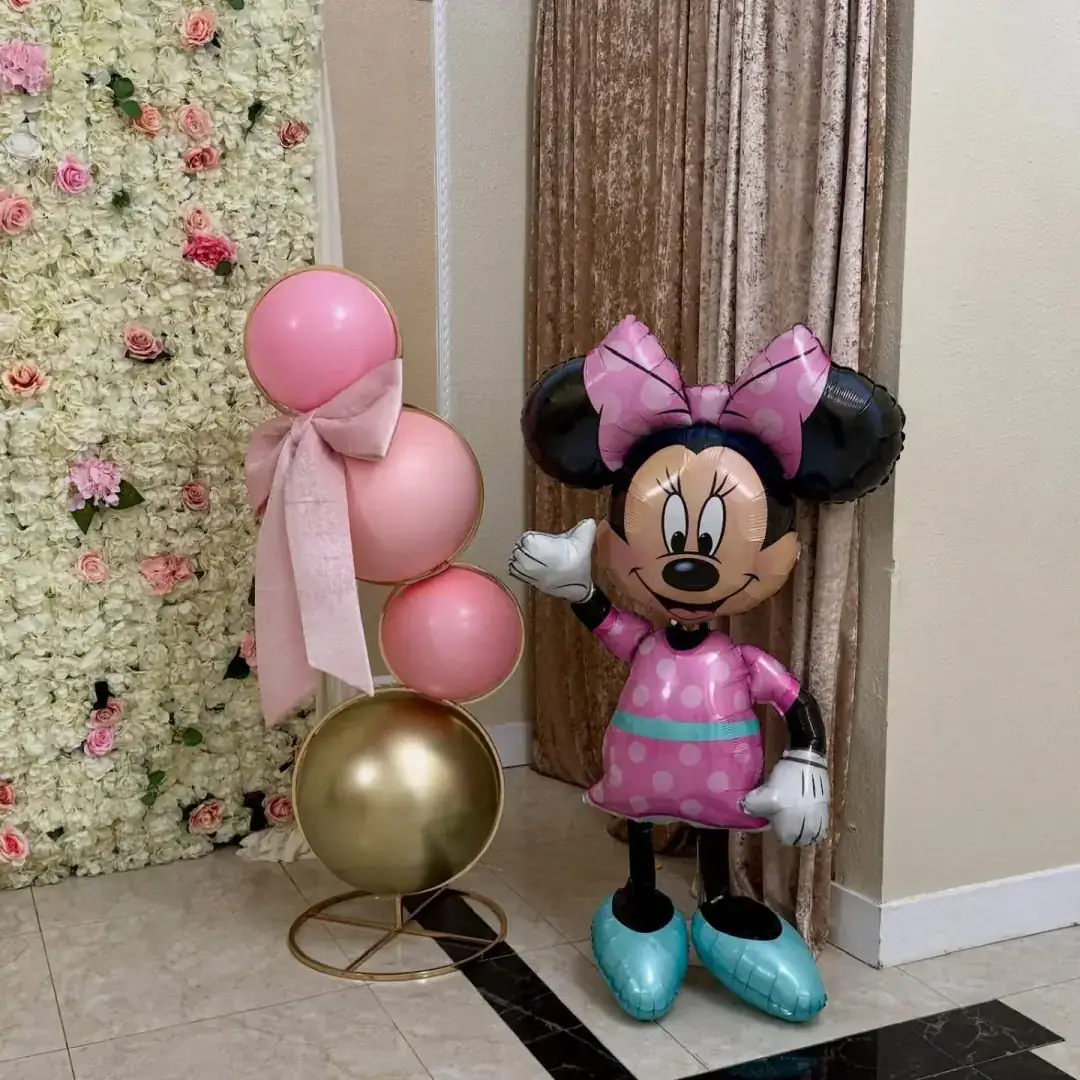 Cute entrance moment: Minnie foil + balloon stand + floral wall 🌸🩷🎀